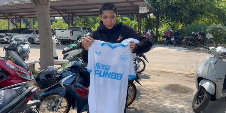 นนทบุรี ไรเดอร์กว่า100คัน ถูกหลอกจ้างโฆษณาทีมฟุตบอล ที่แท้แปะเว็บพนัน ตร.รวบทันที ผู้จ้างเผยโดนจ้างมาอีกที ไม่รู้เป็นเว็บพนัน 