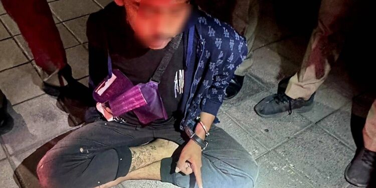 สายตรวจเพชรเกษม รวบหนุ่มพกปืน ยาอีและยาเค มาเล่นสงกรานต์