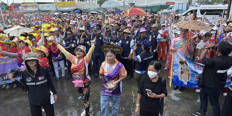 ปทุมธานี เปิดสงกรานต์ถนนข้าวแกงคลองสาม จัดอลังการผัดข้าวผัดแจกฟรีประชาชนที่มาเที่ยวงาน