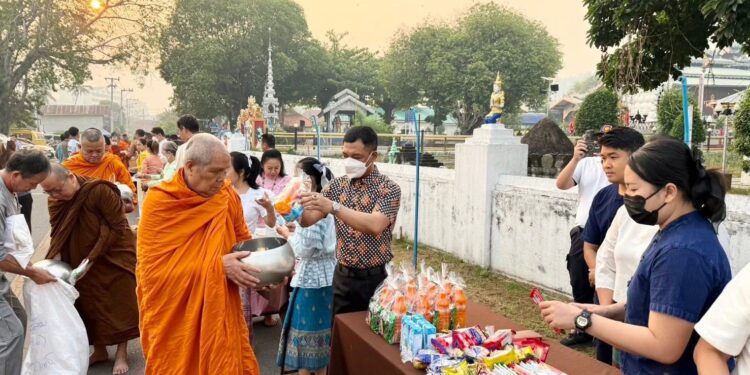 แม่ฮ่องสอนร่วมตักบาตรรับวันปีใหม่ไทย เพื่อความเป็นศิริมงคล