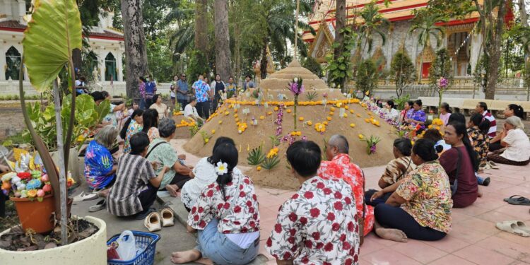 ปราจีนบุรี-สืบสานประเพณี 100 ปี วัดโคกมะกอกจัดพิธีฉลองพระเจดีย์ทรายวันออกสงกรานต์ ทำบุญส่งท้ายก่อนกลับไปทำงาน