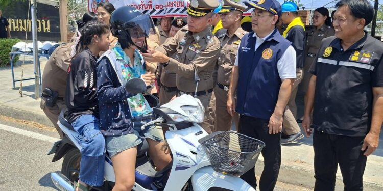 พล.ต.ท. พิสิฐฯ ผู้บัญชาการ .ภาค7 ลงพื้นที่ ตรวจเยี่ยม จุดบริการประชาชน พร้อมมอบเงินเยียวยาให้กับเจ้าที่ตำรวจ ที่ปฏิบัติหน้าที่ได้รับเหตุบาดเจ็บ หรือทุพพลภาพ ตาม โครงการครอบครัวตำรวจ “เราไม่ทิ้งกัน”