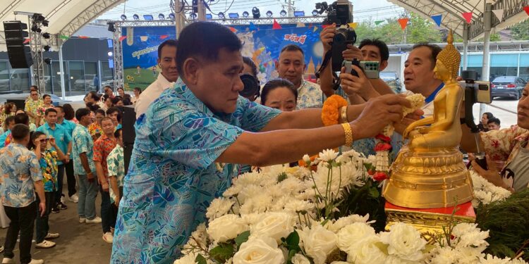 นายก อบจ.สมุทรปราการ เปิดบ้านขาวจัดพิธีทำบุญ รดน้ำดำหัว เนื่องในวันสุขสันต์วันสงกรานต์ สมุทรปราการก้าวหน้า ประจำปี 2569