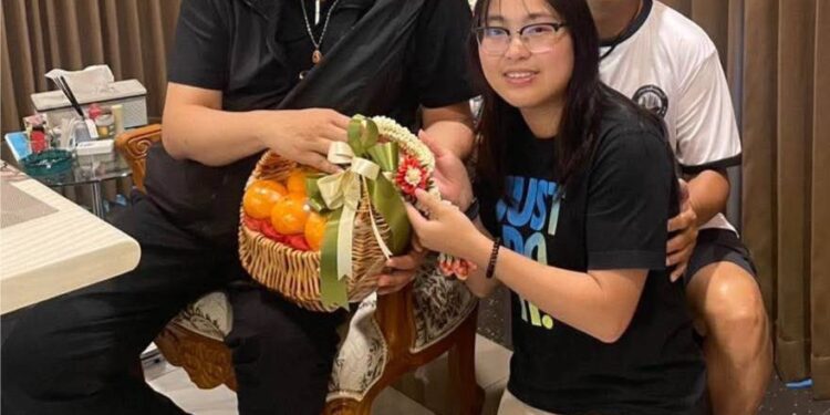 นายกฯ หนุ่ม นำทีมมดงานใจถึงกัน รดน้ำขอพรผู้ใหญ่ สืบสานประเพณีสงกรานต์ สะท้อนพลังกตัญญูพัฒนาเมืองชลบุรี