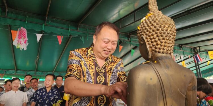 สุชาติ ชมกลิ่น เปิดงานสงกรานต์วัดเสม็ดสืบสานประเพณีไทย พร้อมมอบถุงยังชีพให้ผู้สูงงอายุ 4,000 ชุด 