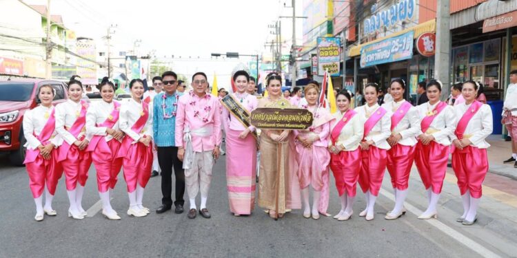 เทศบาลเมืองดอนหัวฬ่อทำถึงแห่ขบวนวันไหลสุดยิ่งใหญ่จนออฟคิมัสและบับเบิ้ลบี หุ่นยนต์จากโลกอนาคตในภาพยนตร์ฐานฟอร์เมอร์ต้องลงแดนซ์เพลงลูกทุ่งหมอลำ กับแดนซ์เซอร์รำวงชาวบ้านชอบใจหาเซลฟี่ถ่ายรูปกันทั้งงาน