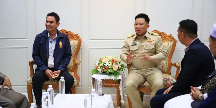 3 สมาคมการศึกษาชายแดนใต้ ยื่น ศอ.บต. ขอโยกย้ายแม่ทัพภาค 4 ชี้คำพูดกระทบสันติภาพ-บิดเบือนบริบทพื้นที่ หากรัฐเมินนำมวลเป่านกหวีดไล่ออกทันที