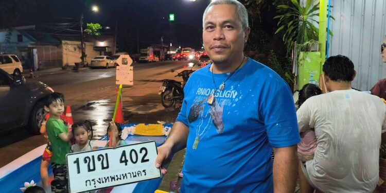 นนทบุรี วงจรปิด ควันหลงสงกรานต์ กระบะตีนผีขับส่ายคล้ายเมา พุ่งชนรถจยย.พ่วงข้างพังยับ ก่อนขับหนี       