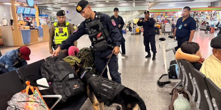 รอง ผบ.ตร. สั่งตำรวจพร้อม K-9 ตรวจ 4 สถานีขนส่ง สกัดแก๊งค้ายาเสพติด “กองทัพมด” แฝงตัวช่วงคนกลับเข้ากรุงเทพมหานคร
