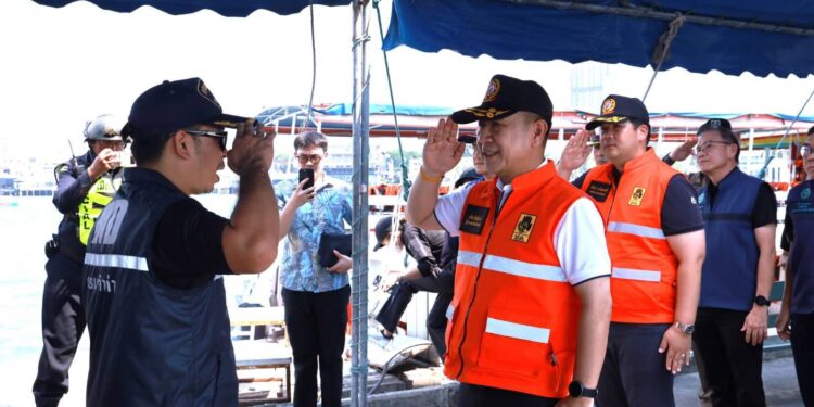 ผู้ว่าฯ ชลบุรีลงพื้นที่ท่าเรือแหลมบาลีฮายตรวจเยี่ยมจุดบริการประชาชนช่วงสงกรานต์ กำชับมาตรการความปลอดภัยทางน้ำขั้นสูงสุด