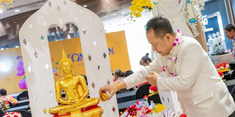 ชลบุรีชื่นมื่น!ผู้ว่าฯ นริศ เปิดงาน “สืบสานประเพณีรดน้ำดำหัวผู้สูงอายุ 2569” ณ เซ็นทรัล ชลบุรี เสริมสิริมงคลรับปีใหม่ไทยชลบุรี–บรรยากาศอบอุ่นและเปี่ยมรอยยิ้ม เมื่อภาครัฐและเอกชนร่วมจัดงาน “ประเพณีรดน้ำดำหัวผู้สูงอายุ ประจำปีพุทธศักราช 2569” ณ ลานกิจกรรม ชั้น 1 ศูนย์การค้าเซ็นทรัล ชลบุรี
