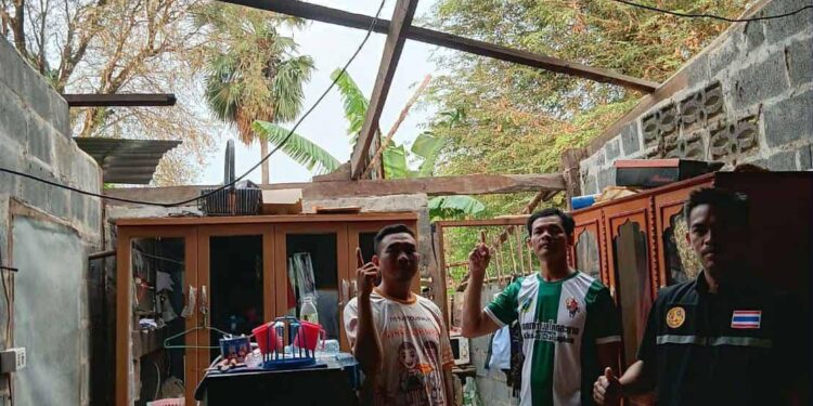 ชัยภูมิ พายุฤดูร้อนทั้งลมฝนลูกเห็บซัดบ้านเรือนชาวบ้านใน 2 ตำบล 1 อำเภอพังเสียหายกว่า 17 หลัง