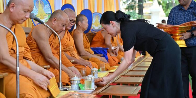 นครปฐม ถวายผ้าอาบน้ำฝนและสรงน้ำพระ เนื่องในประเพณีสงกรานต์ ประจำปี 2569         