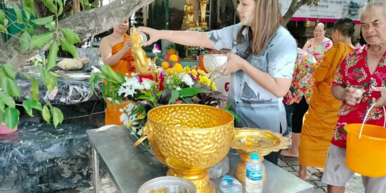 สจ.กิ๊บ ร่วมสรงน้ำพระ–รดน้ำขอพรผู้ใหญ่ สืบสานประเพณีสงกรานต์บ้านบึง อบอุ่นชื่นมื่นทั้งชุมชน