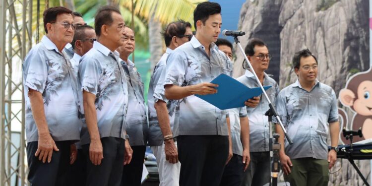 วันไหลบางแสน นักท่องเที่ยวไปชมความงามของกองพระทรายกันเป็นจำนวนมาก