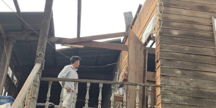 สกลนคร มาตามคาดพายุฤดูร้อนพัดถล่มยับ