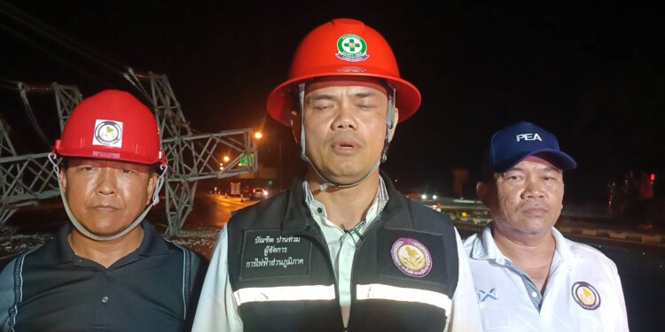 ปราจีนบุรี พายุฤดูร้อนถล่มกบินทร์บุรี เสาไฟแรงสูงหักโค่น 7 ต้น แยกโคกหอมอัมพาต ทำไฟดับพรึ่บทั้งจังหวัด