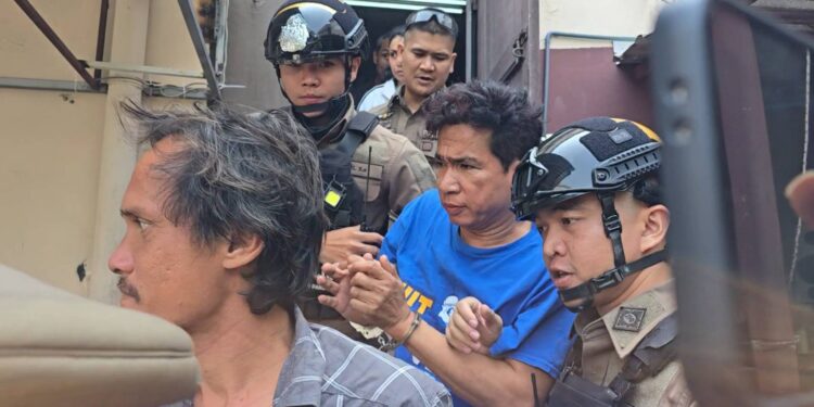 นนทบุรี คืบหน้า คุมตัวฝากขังแล้ว 3 ผู้ต้องหาร่วมฆ่าหนุ่ม 26 ปี ปิดปากเงียบกริบไม่ตอบสื่อ ปมแค้นชู้สาว อ้างขอให้ให้การในชั้นศาล