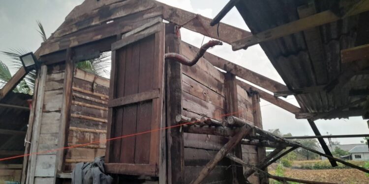 อำนาจเจริญ เกิดวาตภัยและพายุฝนลูกเห็บ พัดถล่ม 2 อำเภอ เสียหายแล้ว 9 ครัวเรือน