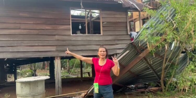 สกลนคร จนท.ไฟฟ้าระดมสรรพกำลังเครื่องมือพร้อมอุปกรณ์ซ่อมหลังงายุพัดโค่นเสาไฟฟ้า 15 ต้น