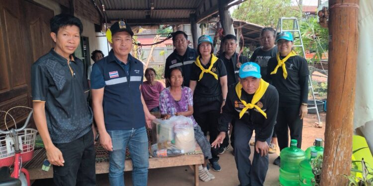 สกลนคร อบต.นาเพียงมอบถุงยังชรพผู้ประสบวาตภัย 250 หลัง