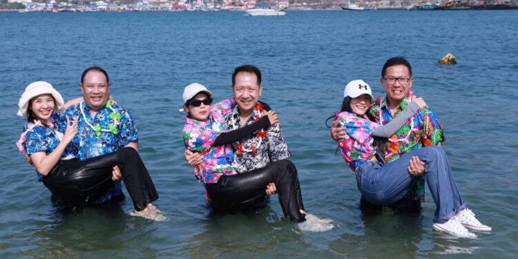 หนึ่งเดียวในโลก ชาวเกาะสีชังจัดใหญ่ “อุ้มสาวลงน้ำ” สงกรานต์สุดแปลกที่เปี่ยมด้วยเสน่ห์และรอยยิ้ม