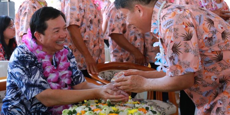 อบต.หนองหงษ์ ชลบุรีจัดโครงการรดน้ำดำหัวขอพรผู้สูงอายุวันสงกรานต์ และมีการจัดแสดงโชว์ความแข็งแรงของผู้สูงอายุที่ทีอายุกว่า 75 ปีของชมรมผู้สูงอายุขึ้นมาแดนส์โชว์เสต็ปบนเวทีกันอย่างสนุกสุดมันส์ ก่อนจะมานั่งดมยาดมพักเหนื่อย