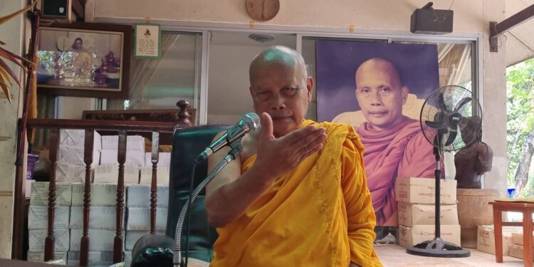 พระพยอมรับไม่ได้ปมคลิปสีกาจูปปากพระมารศาสนาคิดอยาดสืบพันธ์ก็สึกออกไปซะ