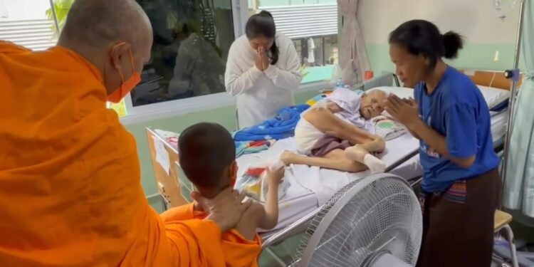 พระ-เณรวัดน้อยสีคิ้ว จัดกิจกรรม “ปิดเทอม เติมธรรม” แบ่งปันสิ่งของช่วยผู้ป่วยโรงพยาบาลสีคิ้ว