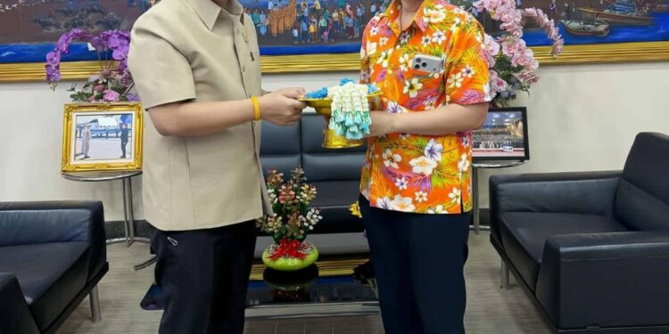 สจ.กิ๊บ” ร่วมสืบสานประเพณีไทย รดน้ำดำหัวผู้ว่าฯ ชลบุรี รับพรปีใหม่ไทย มุ่งพัฒนาจังหวัดให้ก้าวหน้า