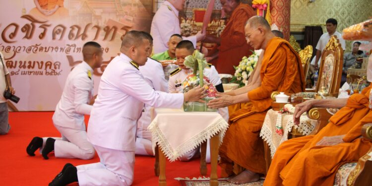 สมุทรปราการ พระบาทสมเด็จพระเจ้าอยู่หัว ทรงพระกรุณาโปรดเกล้าฯ พระราชทานผ้าไตรในพิธีทำบุญอายุวัฒนมงคล 64 ปี พระวชิรคณาทร