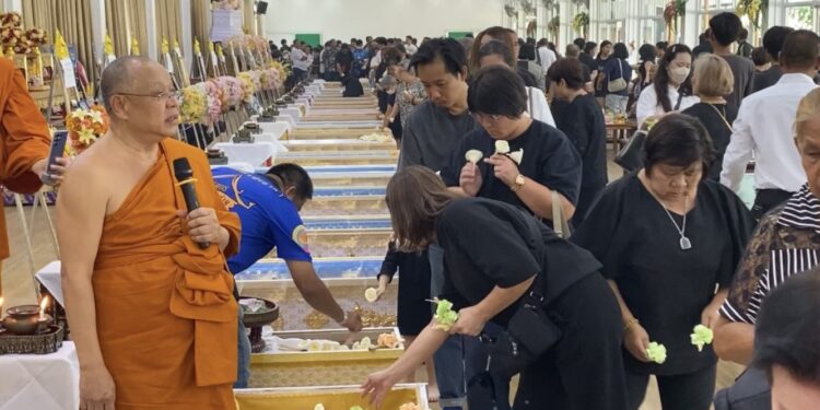 นนทบุรี สมเด็จพระพุฒาจารย์ (สนิท ชวนปญฺโญ) เจ้าอาวาสวัดไตรมิตรวิทยารามวรวิหาร เป็นประธานทอดผ้าไตรฌาปนกิจศพผู้วายชน โครงการบ้านหลังสุดท้าย 21 ศพ