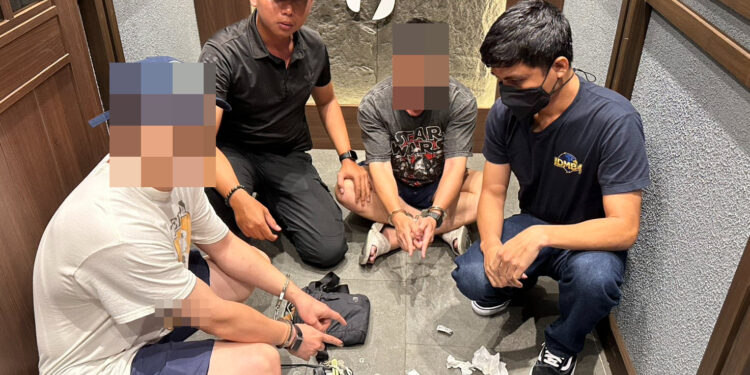 รวบ แพทริค บอสโคเคนชาวผิวสี จนมุมหลังซุกเงินใต้เพดาน 1.5 ล้านบาท รวบลูกค้าชาวไทยและต่างประเทศ 3 ราย