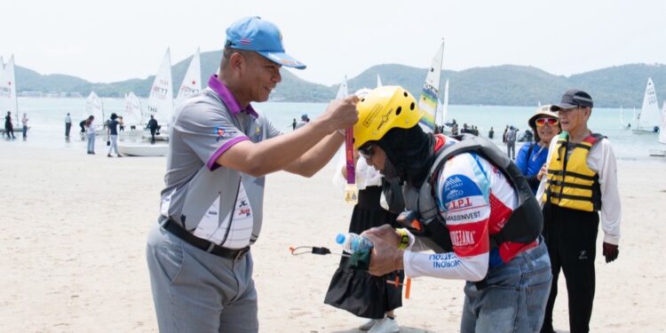 ผบ.ทร. ในฐานะนายกสมาคมกีฬาแข่งเรือใบฯ ให้การต้อนรับพร้อมทั้งมอบเหรียญที่ระลึกให้กับนักกีฬาเรือใบทางไกล และเรือใบข้ามอ่าว ที่เข้าร่วมแข่งขันเรือใบทางไกล ครั้งที่ 43