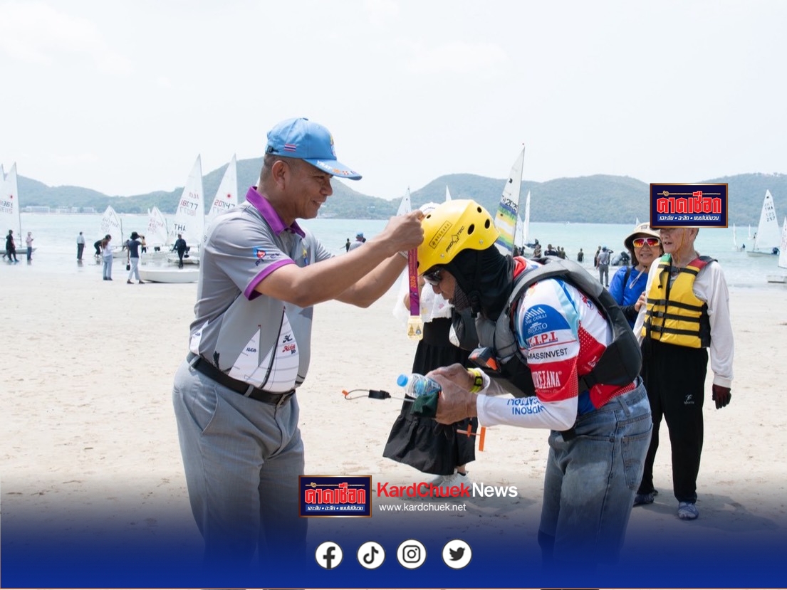 ผบ.ทร. ในฐานะนายกสมาคมกีฬาแข่งเรือใบฯ ให้การต้อนรับพร้อมทั้งมอบเหรียญที่ระลึกให้กับนักกีฬาเรือใบทางไกล และเรือใบข้ามอ่าว ที่เข้าร่วมแข่งขันเรือใบทางไกล ครั้งที่ 43