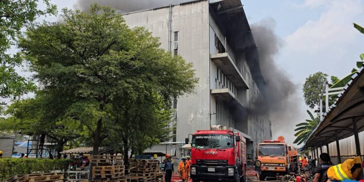 นนทบุรี คลิป ระทึก เพลิงไหม้โรงงานผลิตแว่นตาย่านบางบัวทอง ลุกลามทั่วโกดังผลิต จนท.ระดมดับเพลิง เบื้องต้นยังควบคุมไม่ได้