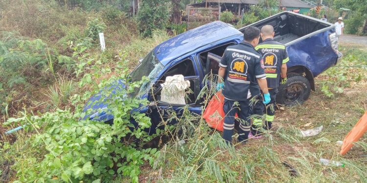 ปราจีนบุรี สลดรับพายุฤดูร้อน หนุ่มใหญ่เร่งเครื่องฝ่าสายฝน กระบะเสียหลักฟาดต้นไม้พุ่งตกถนน ภรรยาดับคาที่