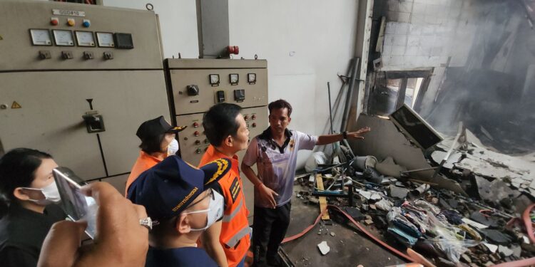 ระทึกไฟไหม้โรงงาน ในนิคมอุตสาหกรรมโรจนะ ได้ยินเสียงสัญญาณเตือนก่อนระเบิด เร่งระดมกำลังคุมเพลิง