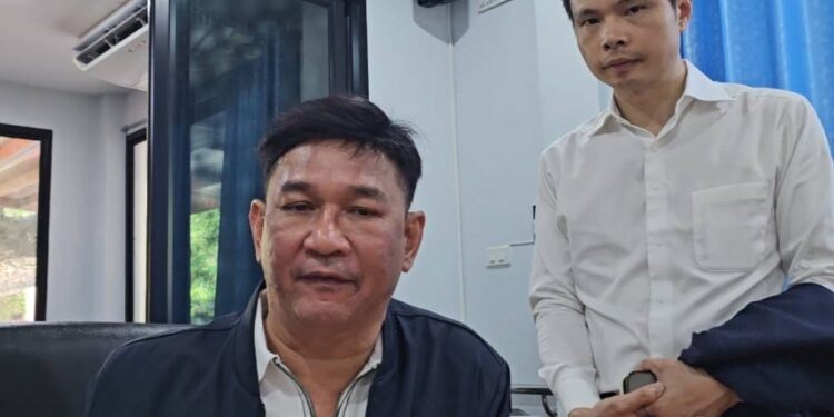 ปราจีนบุรี ดราม่าแต่งตั้งที่ปรึกษาจีน “นายกอุ๊” ลามถึงโรงพัก อดีตข้าราชการบำนาญรับหมายเรียก หลังโพสต์ถาม “จีนเทาหรือไม่?” เจ้าตัวลั่นทำเพื่อศักดิ์ศรีชาวปราจีนฯ ด้าน “เจสัน” ก่อนหน้าขนหลักฐาน BOI โต้กลับ ยันเป็น “จีนขาว” อาสาช่วยเกษตรกรฟรี