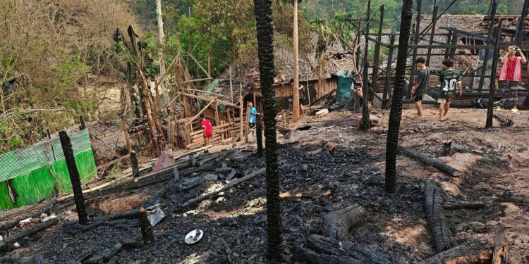 สถานการณ์ชายแดนแม่ฮ่องสอนส่อเค้าไม่สงบหลังมีเหตุไฟไหม้ที่พักพิงผู้หนีภัยการสู้รบและมีเหตุระเบิดจากอากาศยานที่ถล่มชนกลุ่มน้อยพลัดตกในเขตไทยที่แม่สามแลบเที่ยงนี้