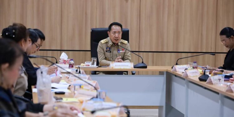 ผู้ว่าฯ ชลบุรี ประชุมคัดเลือกนักเรียนรับทุนพระราชทาน ม.ท.ศ. รุ่นที่ 18 เตรียมส่งต่อระดับภาค