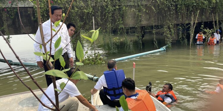 ปทุมธานี เอ็ม บี เค ผนึกจังหวัดปทุมธานีและพันธมิตร ขับเคลื่อนโครงการปลูกต้นโกงกาง ลำพู ฟื้นฟูระบบนิเวศ ริมน้ำเจ้าพระยา