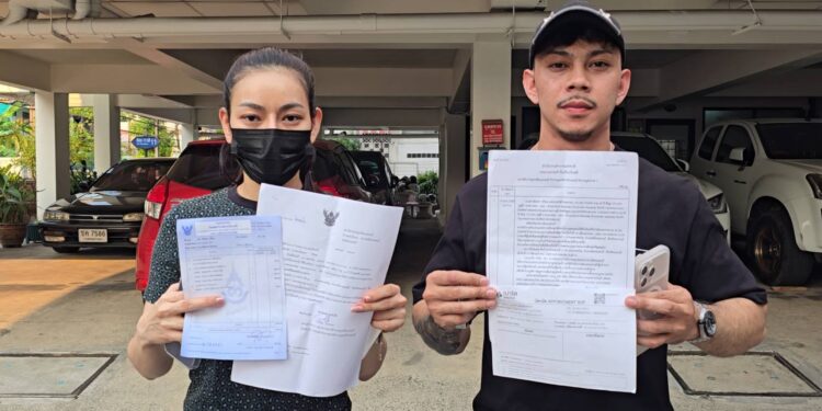 เรวดีเดือด สองผัวเมียขับจยย.เรียกพวกรุมทำร้าย หนุ่มขับเก๋งหัวร้อนบุกชก ปมแค่ปาดหน้า ซัดกันต่อหน้าตำรวจ