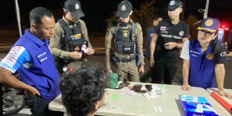 ตราด ตั้งด่านเข้มชายแดน สกัดขนของเถื่อน แรงงานผิดกฎหมาย ตรวจเจอยาเสพติดกลางดึก