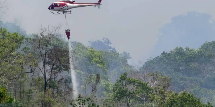 ไฟป่าทองผาภูมิวิกฤต แก๊งขุดทองเถื่อนเหิมเกริม จุดไฟพรางตัวยิงขู่เจ้าหน้าที่ ระดม ฮ. โปรยน้ำกว่า 7 หมื่นลิตรคุมสถานการณ์