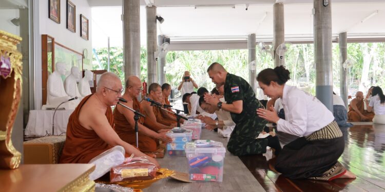 สกลนคร ทอดผ้าป่าบ้านปันสุข 200 หลังให้กับผู้ยากไร้ในพื้นที่