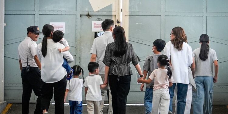 อิ๊งค์ โอ๊ค เอม” พาลูกๆทั้ง 7 คน เข้าเยี่ยม “ทักษิณ” แบบใกล้ชิด อีก 18 วัน “พักโทษ”