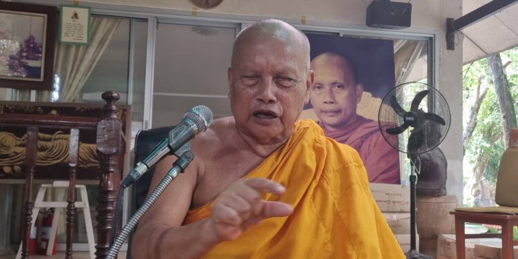 พระตีเณรอย่างทารุณ เณรกรีดร้องด้วยความเจ็บปวด มีคลิปแสดงให้เห็นว่าพระลงมือฟาดเณรด้วยความโกรธแค้นอย่างหนัก ซึ่งไม่ทราบสาเหตุว่าเกิดจากอะไร และมีเณรอีกหลายรูป ยืนดูการกระทำที่โหดร้ายของพระรูปดังกล่าวซึ่งไม่มีเณรกล้าที่จะเข้าไปห้าม