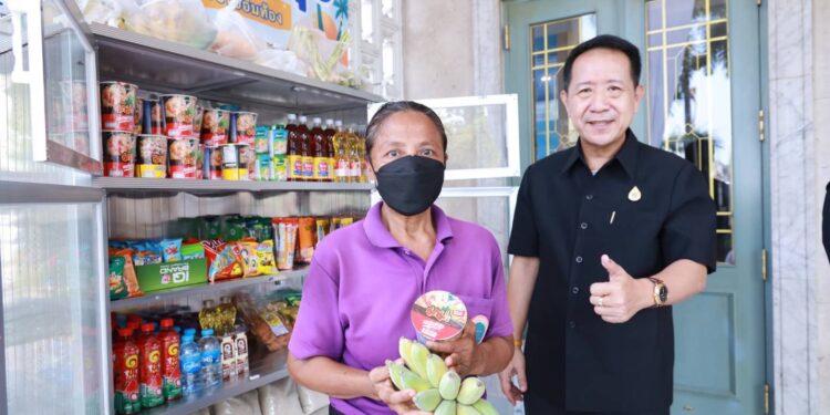 ผู้ว่าฯชลบุรี และนายกเหล่ากาชาด จ.ชลบุรี ร่วมกันเปลี่ยนตู้ธรรมดาให้กลายเป็นที่พึ่งยามยาก และเป็นสัญลักษณ์แห่งความห่วงใยที่มีต่อพี่น้องประชาชน และความเป็นอยู่ของข้าราชการ ลูกจ้าง ชั้นผู้น้อยในห้วงเวลาที่พลังงานมีราคาแพง