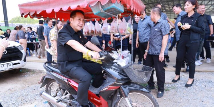 ผู้ว่าฯชลบุรี ลงพื้นที่สำรวจรถพุ่มพวง อ.เกาะจันทร์ หนุนเศรษฐกิจฐานราก ลดค่าครองชีพประชาชน